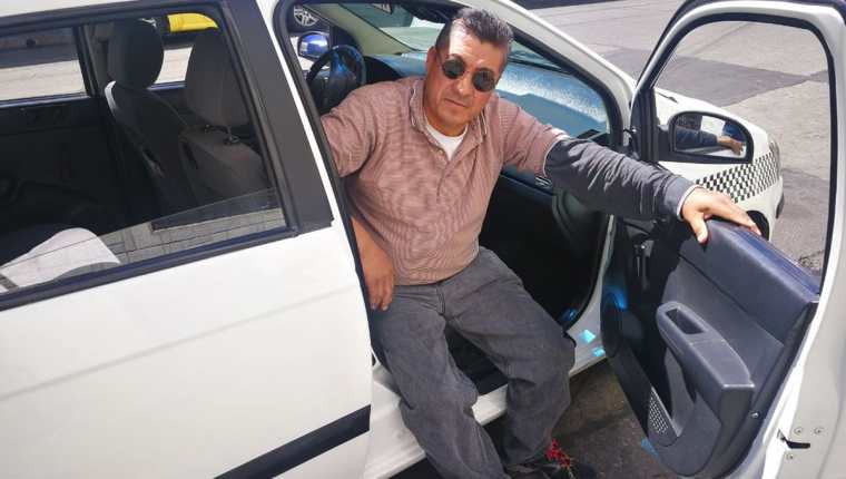Gilberto Carrillo tiene 30 años de manejar taxi.(Foto Prensa Libre: José Patzán)