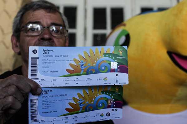 El brasileño João Bosco celebra al ser el primero en recoger sus tiquetes para Brasil 2014. (Foto Prensa Libre: EFE)