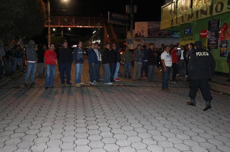 Taxistas se enfrentan en San Marcos. (Foto Prensa Libre: Whitmer Barrera)