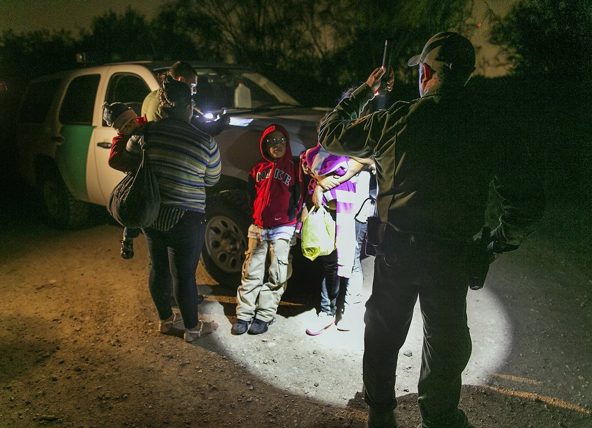 Niños acompañados que tratan de escapar de la violencia de pandillas son detenidos en la frontera de EEUU.(Foto Prensa Libre:AP).