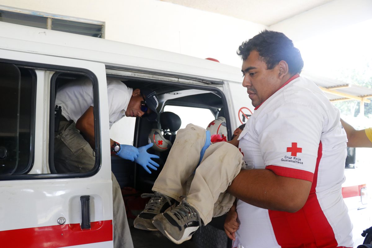 El menor víctima de acoso escolar fue llevado al Hospital Nacional de Retalhuleu. (Foto Prensa Libre: Rolando Miranda)
