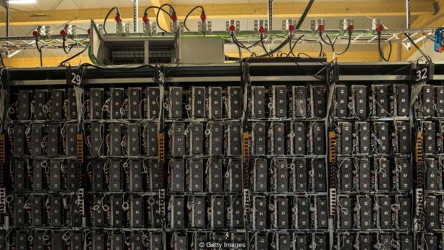 Computadoras de una "mina" de criptomonedas. FOTO: HALLDOR KOLBEINS/GETTY IMAGES
