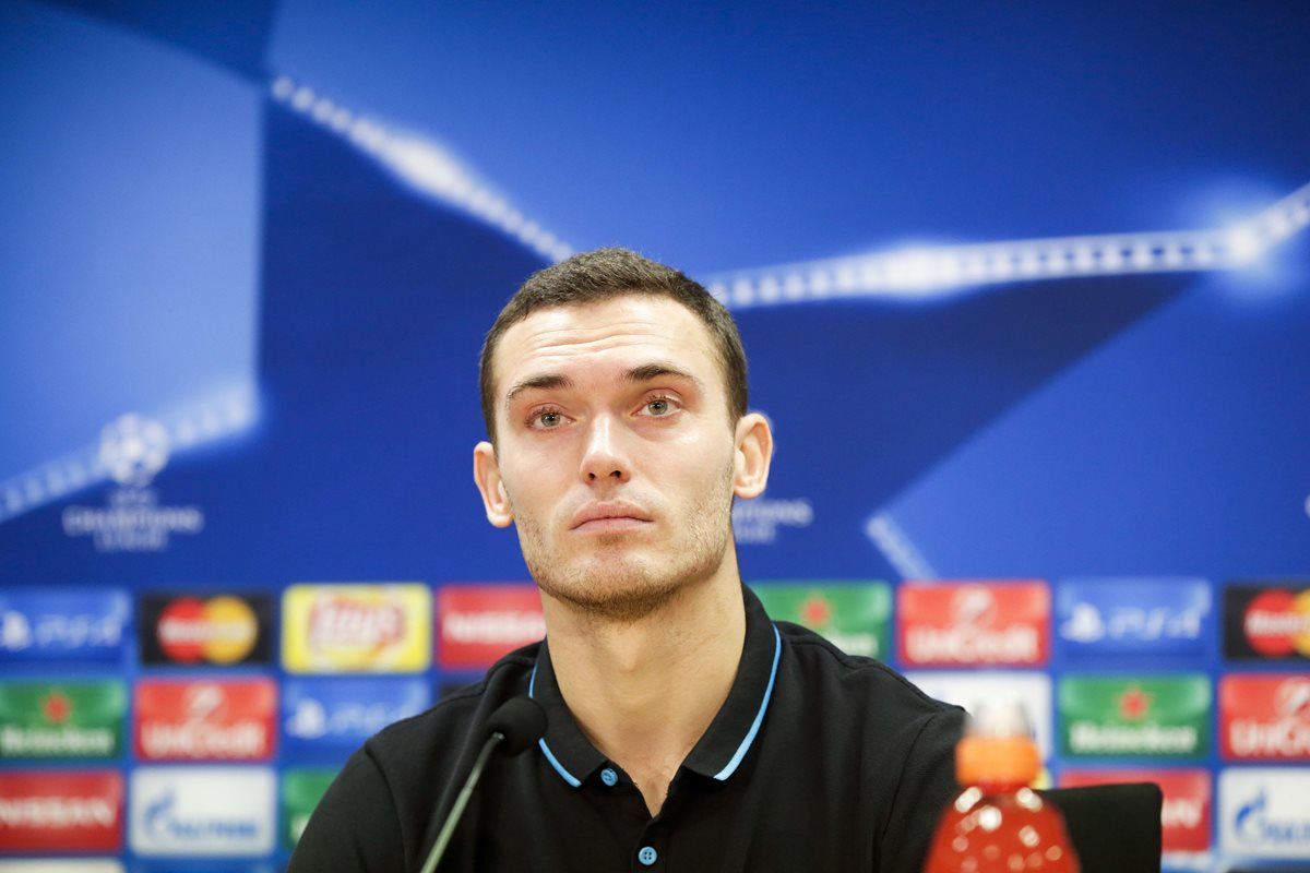 Thomas Vermaelen durante la conferencia de prensa previo al partido de mañana contra el Bate. (Foto Prensa Libre: AFP)