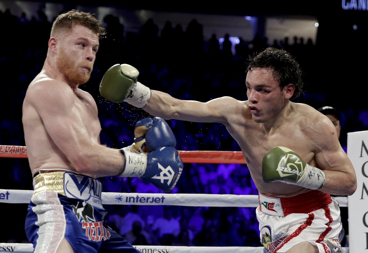 Canelo Álvarez evita un golpe de Chávez Jr.