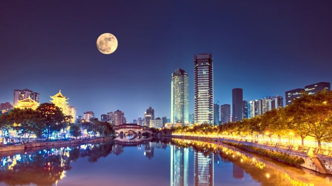 Chengdu espera que una "nueva luna" ilumine sus calles hacia 2020. GETTY IMAGES