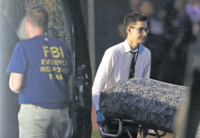 Autoridades retiran los primeros cadáveres de las instalaciones de la discoteca Pulse, Orlando. (Foto: AFP)