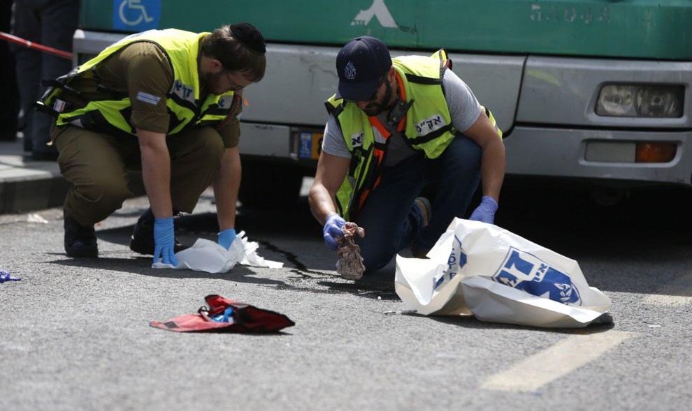 <span class="irc_su" dir="ltr" style="text-align: left;">Dos policías forenses israelíes recogen pruebas en el lugar del apuñalamiento.</span> (Foto Prensa Libre: AFP)
