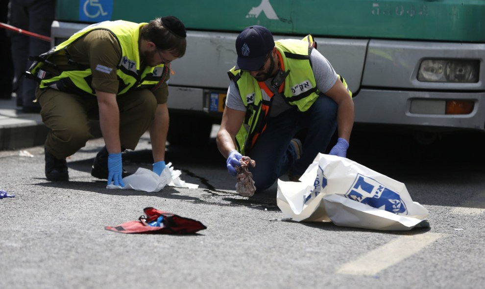 <span class="irc_su" dir="ltr" style="text-align: left;">Dos policías forenses israelíes recogen pruebas en el lugar del apuñalamiento.</span> (Foto Prensa Libre: AFP)
