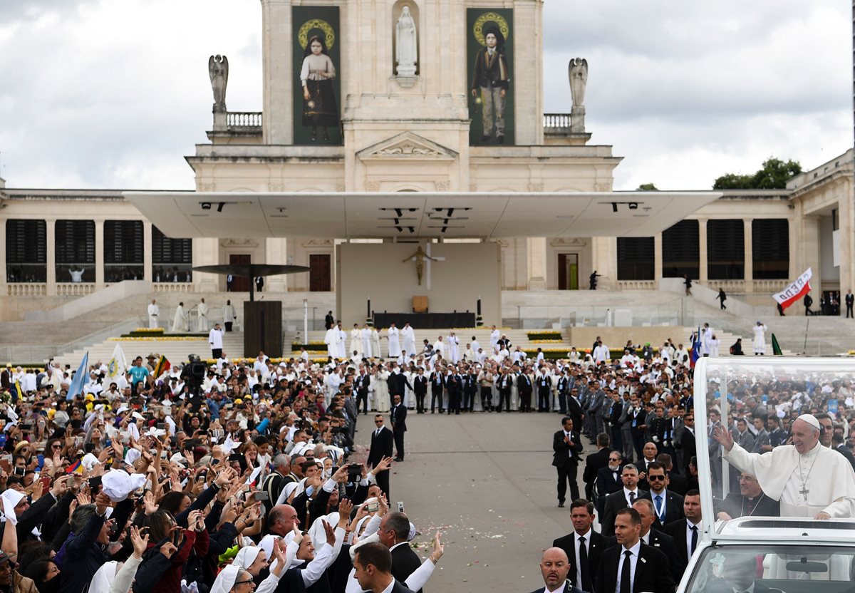 El Papa Francisco celebra el centenario de la aparición de la Virgen en Fátima. (Foto Prensa Libre: AFP)