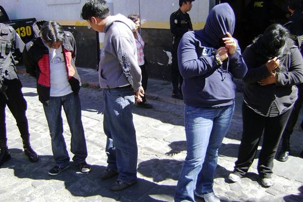 PNC traslada a los detenidos hacia el juzgado de turno de Xela. (Foto Prensa Libre: Carlos Ventura)<br _mce_bogus="1"/>