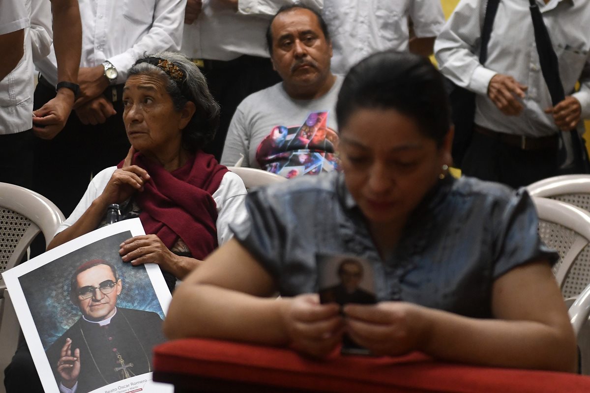 Los salvadoreños guardaban la esperanza de que Romero fuera canonizado en su país natal. (Foto Prensa Libre: AFP)