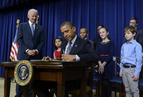 El presidente de EE. UU., Barack Obama, firma medidas contra armas. (Foto Prensa Libre: EFE)