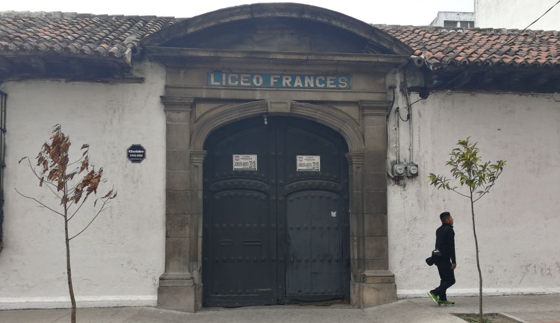 La puerta del inmueble donde hoy en día funciona el Liceo Francés es un ejemplo de las casas donde los ingresos se construyeron con mucha amplitud. (Foto Prensa Libre: Edwin Pitán)