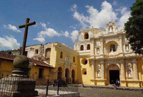 Vista de la fachada de la iglesia La Merced en la Antigua, Guatemala, (Foto Prensa Libre: Mynor Toc)