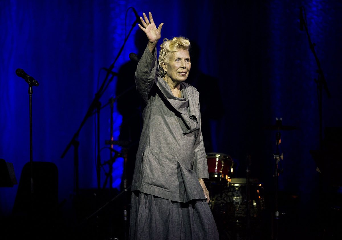 Joni Mitchell durante una actuación en el 2013. (Foto Prensa Libre: AP)
