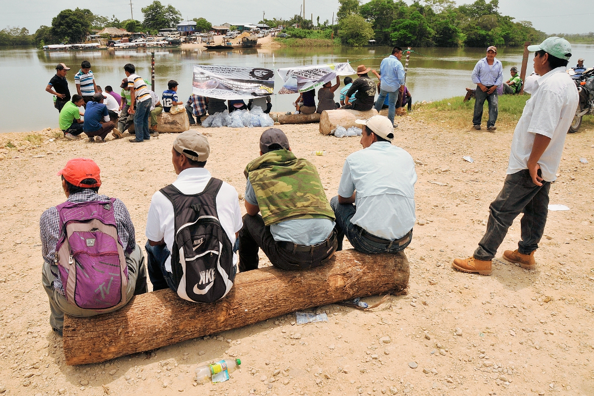 Un grupo de vecinos impide uso de transportador acuático en Sayaxché. (Foto Prensa Libre: Rigoberto Escobar)