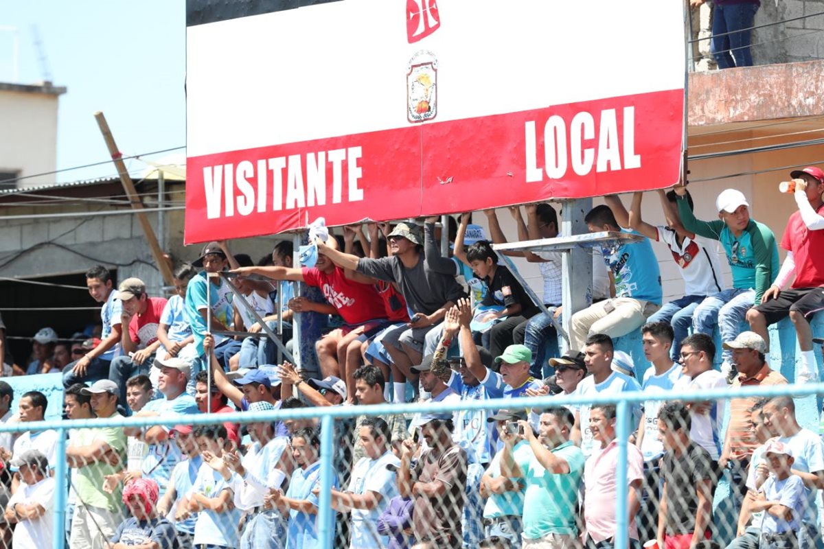 La afición de Sanarate asistió en buena cantidad al estadio Municipal pero se tuvo que conformar con un empate. (Foto Prensa Libre: Francisco Sánchez)