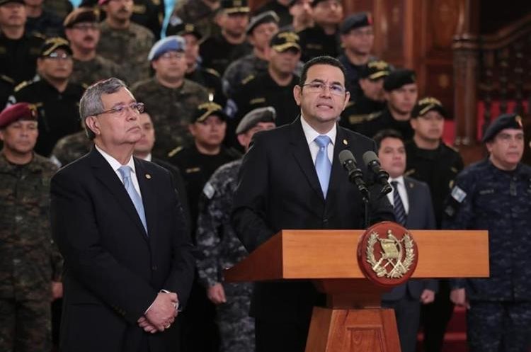 El presidente Jimmy Morales, acompañado del vicepresidente Jafeth Cabrera, anuncia que no se renovará el mandato de la Cicig. (Foto Prensa Libre: Hemeroteca PL)
