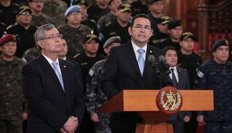 El presidente Jimmy Morales, acompañado del vicepresidente Jafeth Cabrera, anuncia que no se renovará el mandato de la Cicig. (Foto Prensa Libre: Hemeroteca PL)