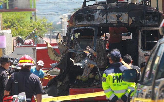 El bombazo contra un bus en San José Pinula ocurrió mientras esperaba pasaje. (Foto Prensa Libre: Estuardo Paredes)