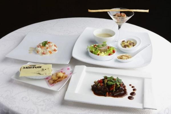 El menú que se sirve en el restaurante Monpetit de Tokio. (Foto Prensa Libre: EFE)