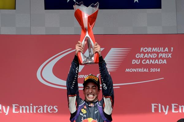 Ricciardo festeja efusivamente su triunfo en Canadá. (Foto Prensa Libre: AFP)