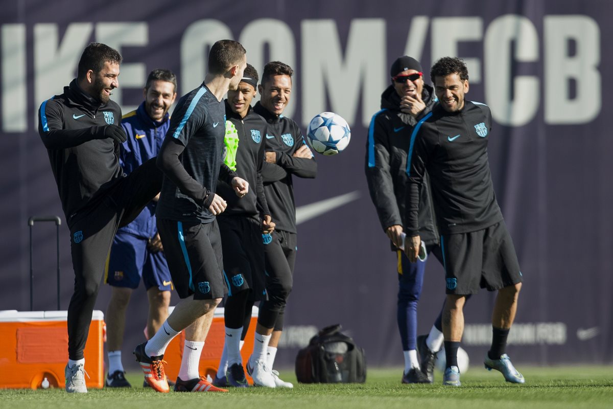 Los jugadores del FC Barcelona durante el entrenamiento que el equipo azulgrana previo al juego de Liga de Campeones ante la Roma en el Camp Nou.(Foto Prensa Libre: EFE)