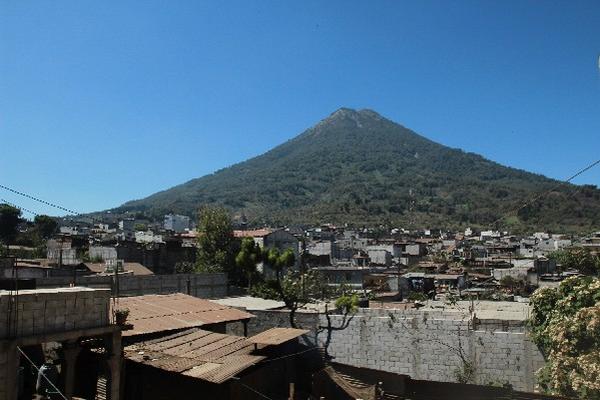 El volcán colinda  con Alotenango,  Sacatepéquez, y   Palín,  Escuintla, pero, la cima es jurisdicción de Santa María de Jesús.