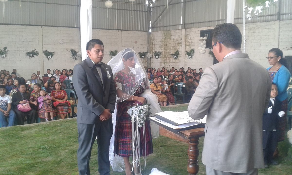 Gerber Ajpop, el día de su boda con Kenny Marroquín, en Patzún, Chimaltenango. (Foto Prensa Libre: Cortesía).