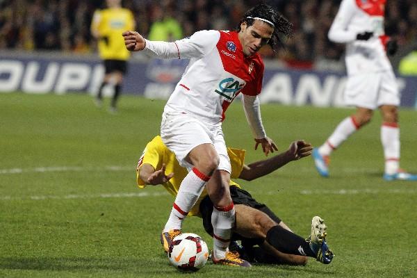 Radamel Falcao en el momento que recibe un fuerte golpe por el jugador del Chasselay, Soner Ertek. (Foto Prensa Libre: AFP)