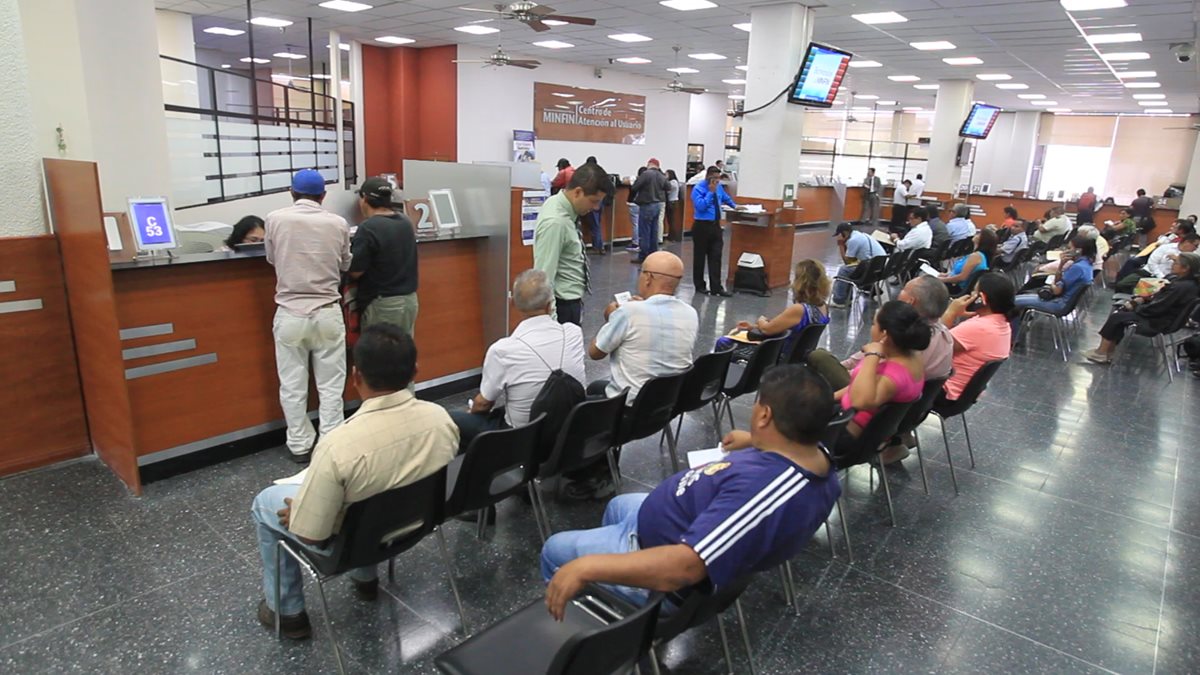 Guatemaltecos esperan ser atendidos en el Centro de Atención al Usuario del Ministerio de Finanzas. (Foto Prensa Libre: Hemeroteca PL)