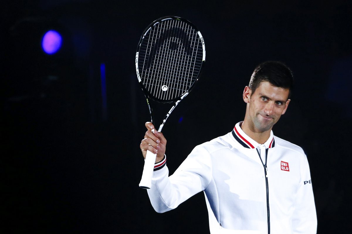 El tenista serbio Novak Djokovic saluda al público antes del partido de exhibición. (Foto Prensa Libre: EFE)