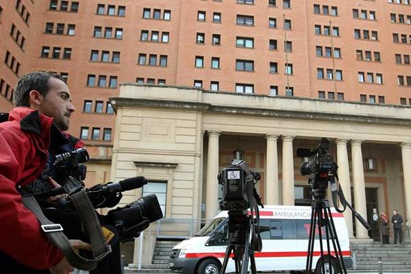 Numerosos medios de comunicación se han concentrado hoy a las puertas del hospital Vall d'Hebron de Barcelona, donde se encuentra ingresado 'Tito' Vilanova. (Foto Prensa Libre: EFE)