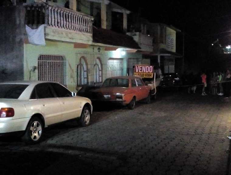 Lugar donde sucedió el ataque armado contra el médico Héctor Manuel Samayoa Minera. (Foto Prensa Libre: Cruz Roja Guatemalteca).