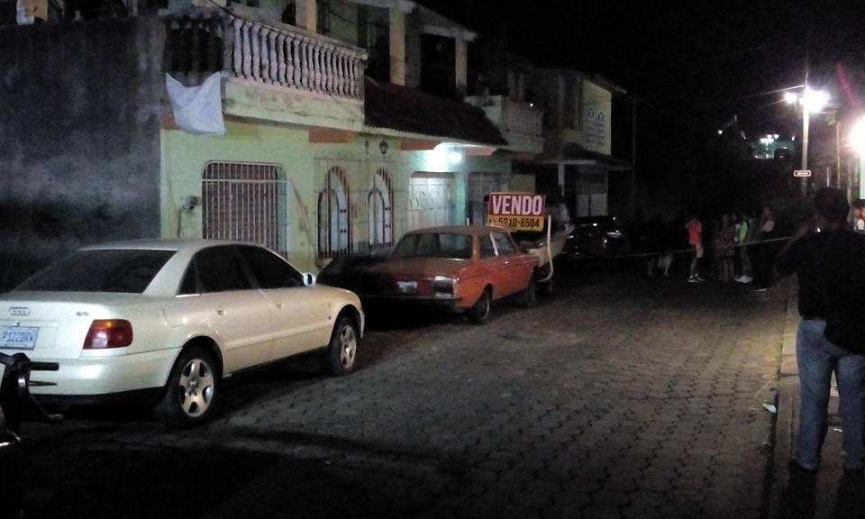 Lugar donde sucedió el ataque armado contra el médico Héctor Manuel Samayoa Minera. (Foto Prensa Libre: Cruz Roja Guatemalteca).