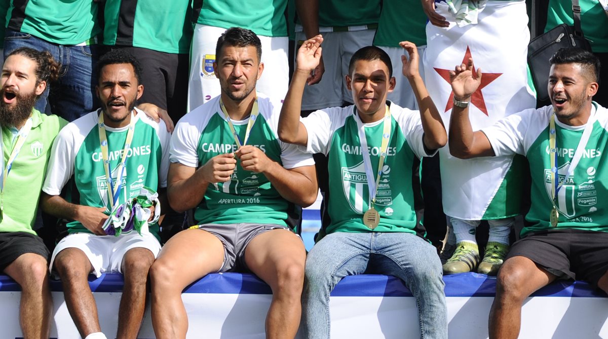 El portero David Guerra (centro), es uno de los cinco jugadores que este jueves fueron dados de baja por Antigua GFC. (Foto Prensa Libre).