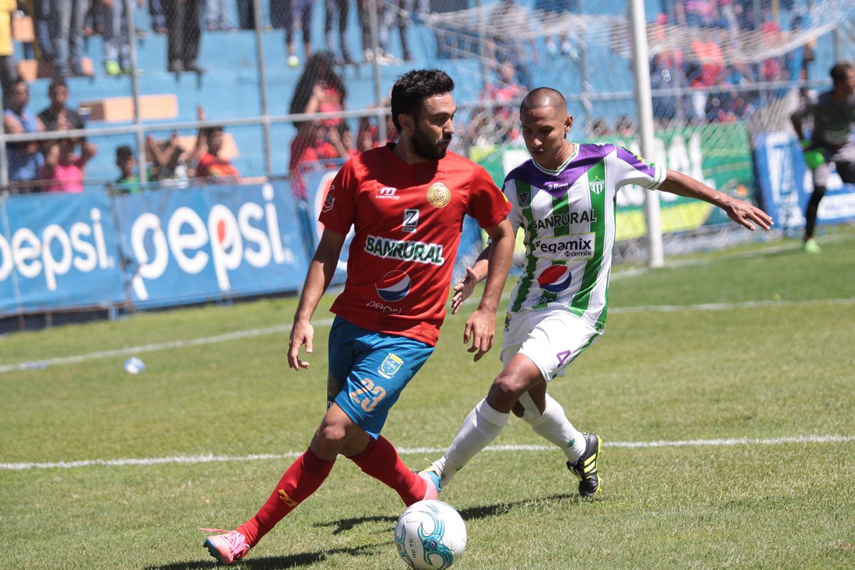 Carlos Kamiani Félix no tuvo un partido cómodo y los goles nunca llegaron. (Foto Prensa Libre: Jesús Cuque)