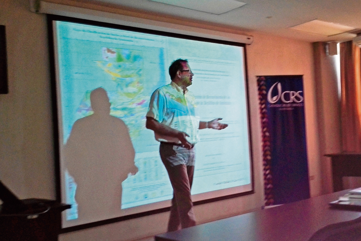 Axel Schmidt, asesor regional para investigación agrícola de CRS, explicó el programa Pro-Suelos en la Facultad de Agronomía de la USAC. (Foto Prensa Libre: Natiana Gándara).