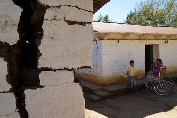 Las casas de la aldea Siquival están a punto de caer a causa del terremoto de 7.2 grados que azotó a Guatemala, el pasado 7 de noviembre. (Foto Prensa Libre: Mynor Toc)