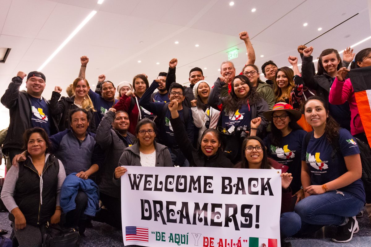 Un grupo de "dreamers" se reúne con familiares y amigos en el Aeropuerto Internacional de Los Angeles después de haber pasado un mes en Mexico. (Foto Prensa Libre: EFE).