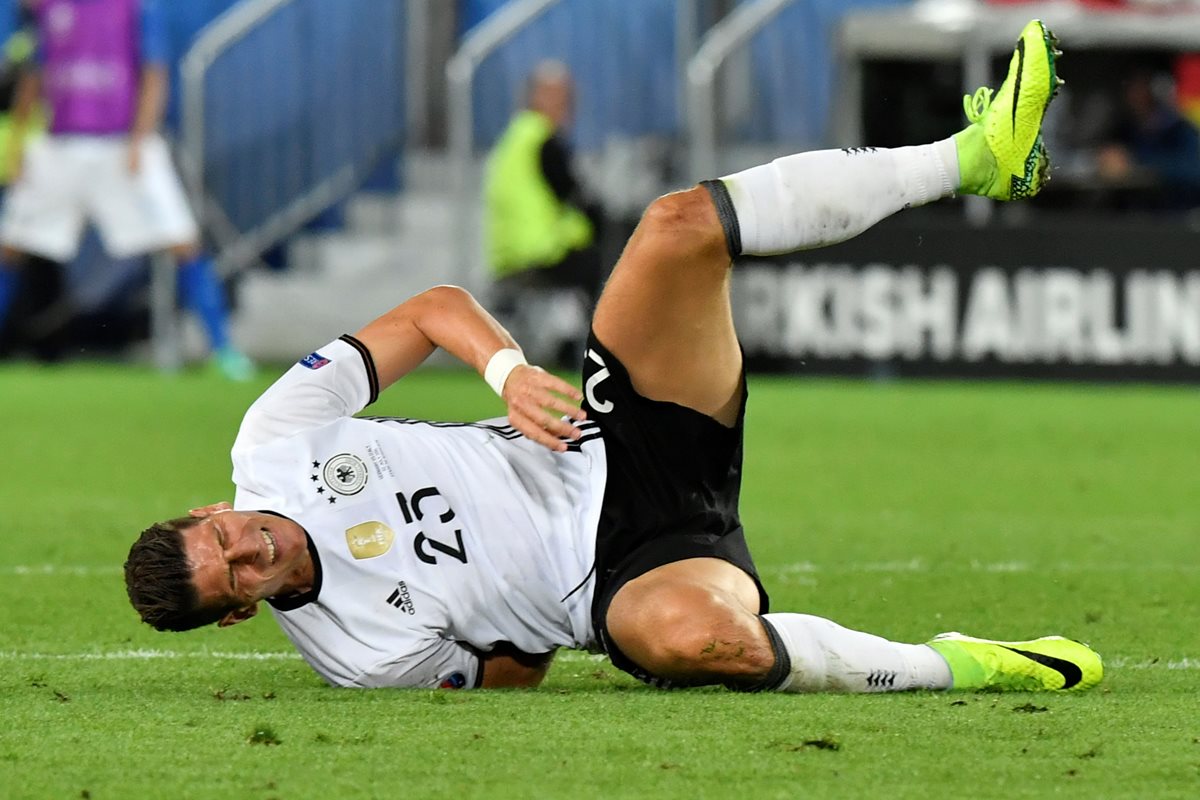 Mario Gomez sufrió un golpe fuerte durante el partido contra Italia. (Foto Prensa Libre: AFP)
