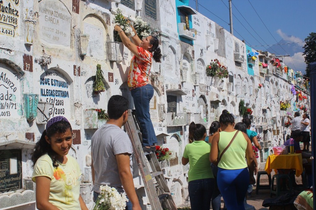 Familias adornan tumbas en cementerio de la ciudad de Escuintla. (Foto Prensa Libre: Melvin Sandoval)
