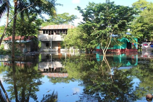 Los desbordes de los ríos La Pasión y Usumacinta causaron que varias comunidades quedaran anegadas, por lo que residentes tuvieron que ser evacuados a terrenos más altos. (Foto Prensa Libre: Rigoberto Escobar).<br _mce_bogus="1"/>