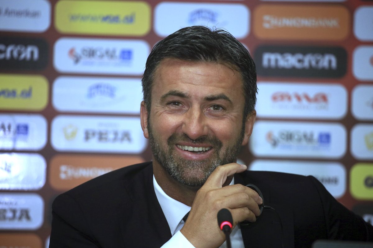 Christian Panucci se mostró muy feliz y emocionado en su presentación como seleccionador de Albania. (Foto Prensa Libre: AP)