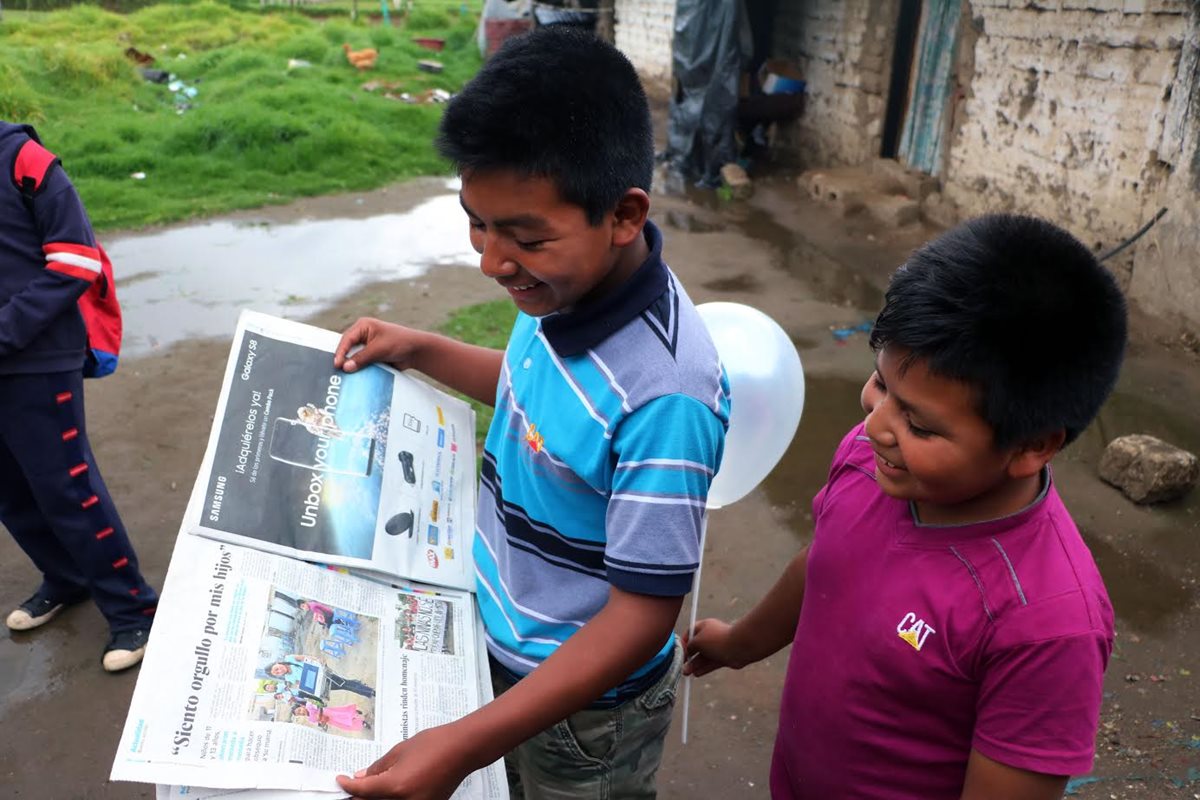 Los Hermanos Alfredo y Yoni Coyoy leer el artículo de Prensa Libre donde se contò su historia. (Foto Prensa Libre: Carlos Ventura)
