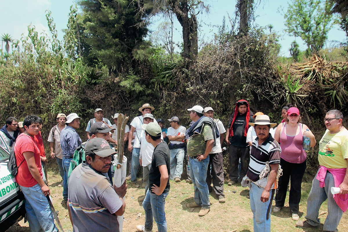 Grupo de pobladores que fue asaltado cuando ascendía el Volcán de Agua, en Santa María de Jesús, Sacatepéquez.