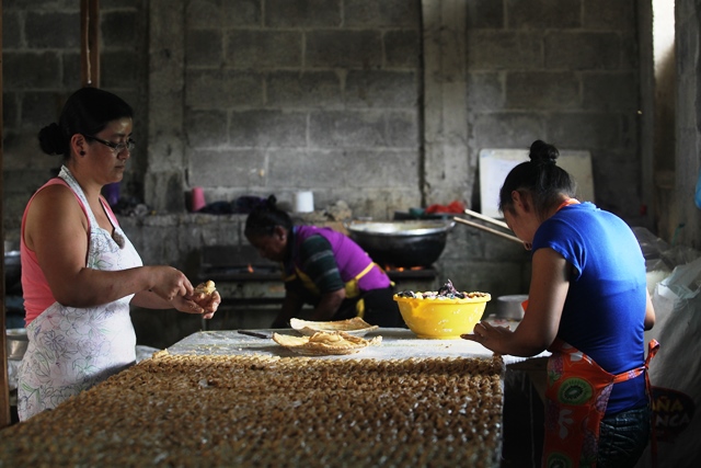 Trabajadores de la dulcería Mama Goiche elaboración canillitas de leche. (Foto Prensa Libre: Oscar Felipe Q.)