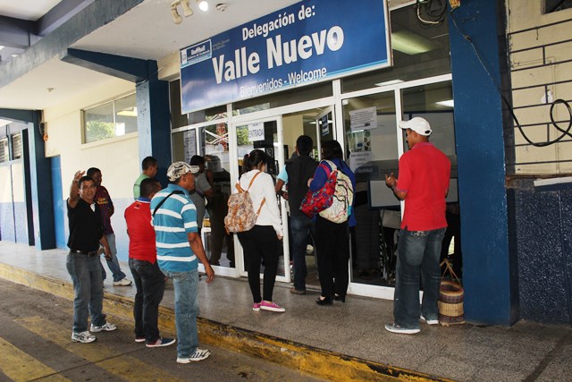 Salvadoreños hace fila en las afueras de migración en la aduana de Valle Nuevo, Jalpatagua, Jutiapa. (Foto Prensa Libre: Óscar González).