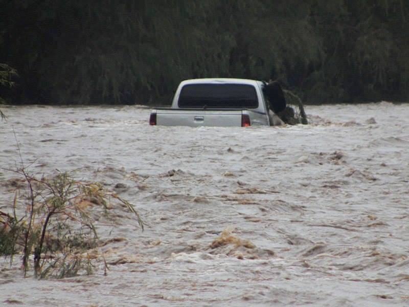 Este es el picop que conducía el hombre y que quedó atrapado a medio río. (Foto Prena Libre: Mario Morales)