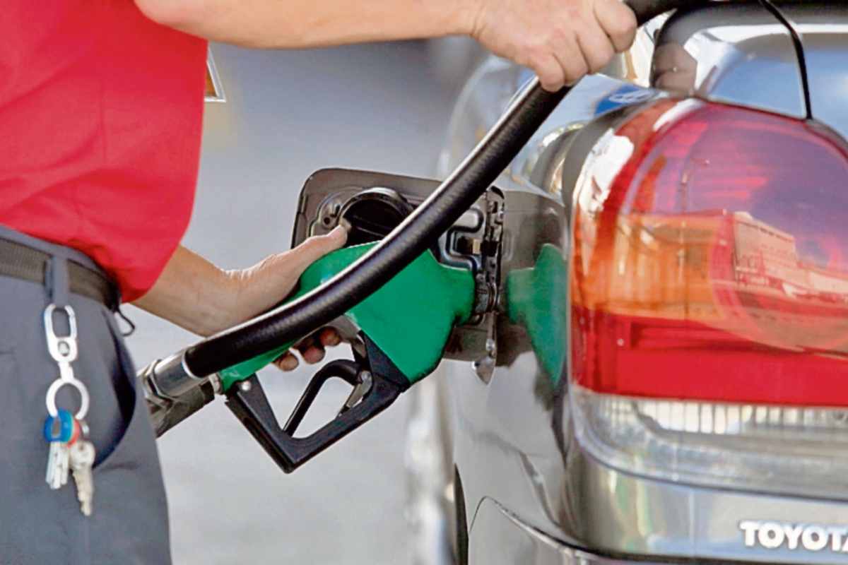el precio del carburante continuará incrementándose en las próximas semanas. (Foto Prensa Libre: EDWIN BERCIAN)